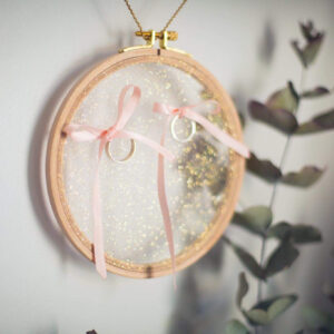 Porte alliances sur tambour à broder en tulle pailleté doré