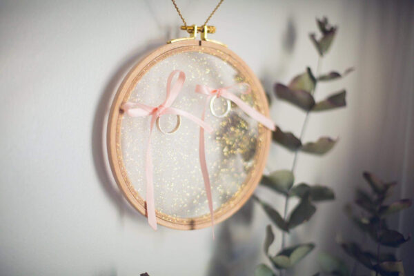 Porte alliances sur tambour à broder en tulle pailleté doré