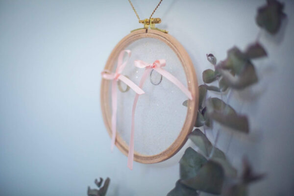 Porte alliances sur tambour à broder en tulle pailleté doré – Image 3
