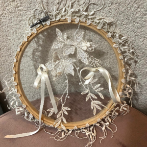 Porte alliances sur tambour à broder en tulle et dentelle fleurs