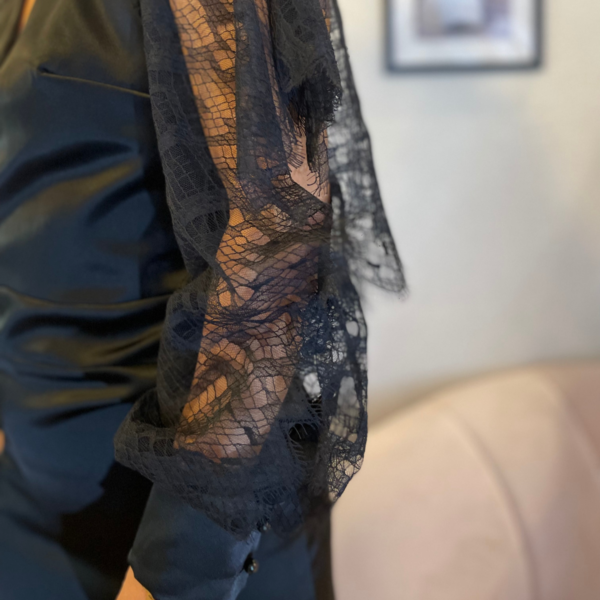 Robe Amethys dos nus en crêpe satin noir et dentelle – Image 3