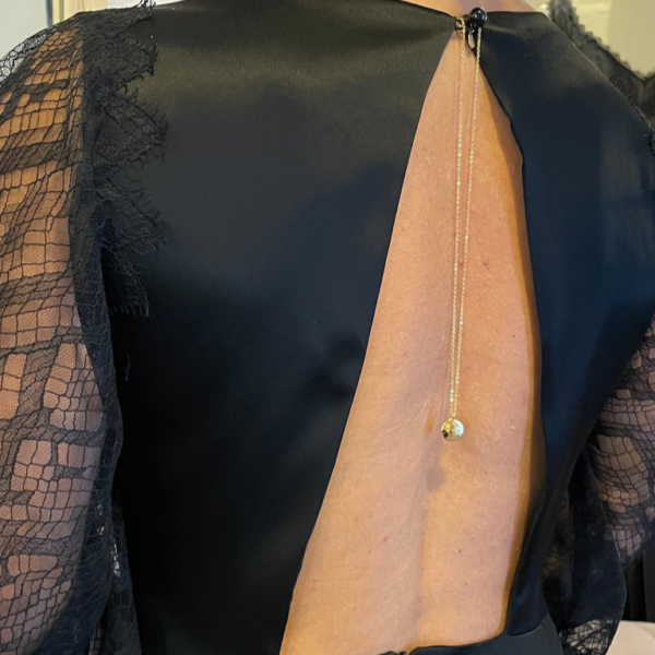 Robe Amethys dos nus en crêpe satin noir et dentelle – Image 4