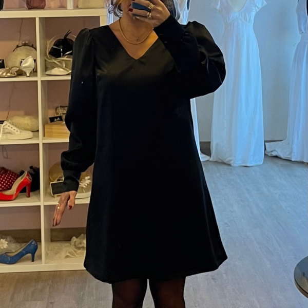 Robe Ambre en crêpe satin noir – Image 2