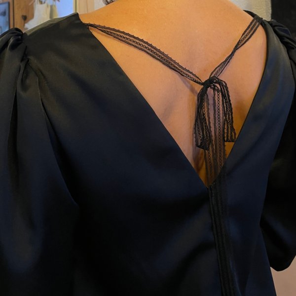Robe Ambre en crêpe satin noir – Image 3