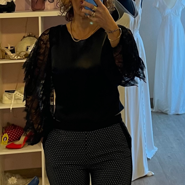 Haut Perle en crêpe satin noir manches en dentelle – Image 2