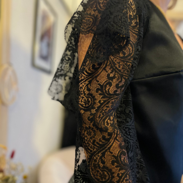 Haut RUBIS en crêpe satin noir et dentelle – Image 2