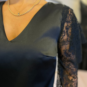 Haut RUBIS en crêpe satin noir et dentelle
