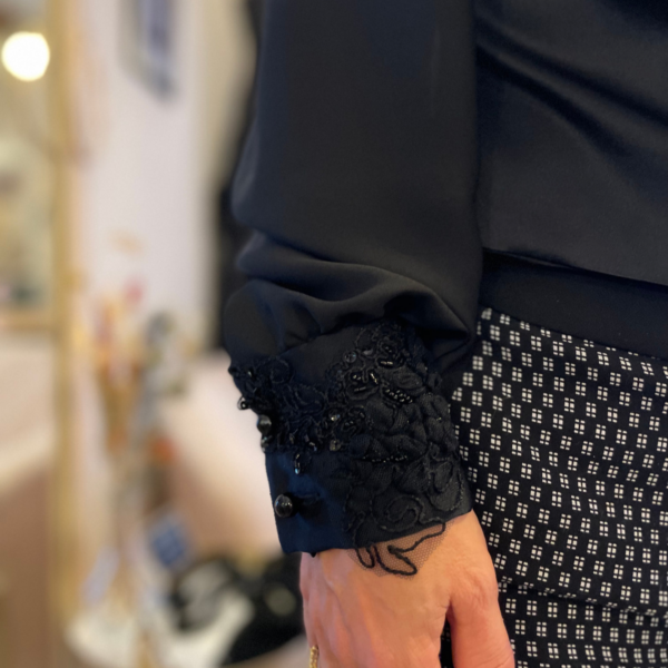 Haut DIAM'S en crêpe satin noir et dentelle – Image 3
