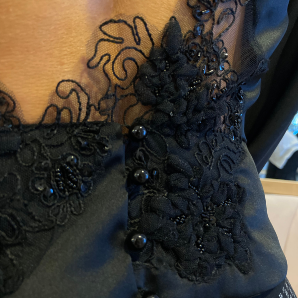 Haut DIAM'S en crêpe satin noir et dentelle – Image 4
