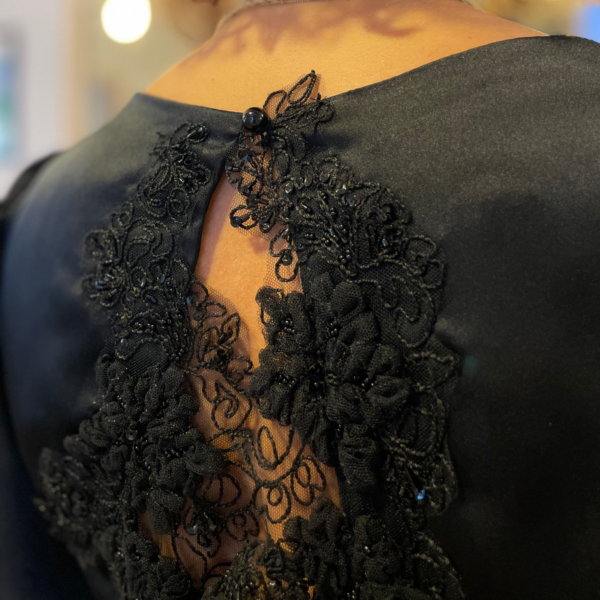 Haut DIAM'S en crêpe satin noir et dentelle – Image 5