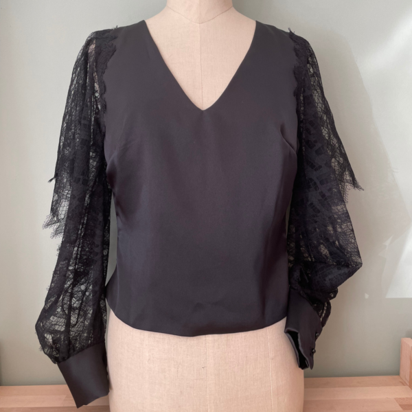 Haut SAPHIR en crêpe satin noir – Image 4