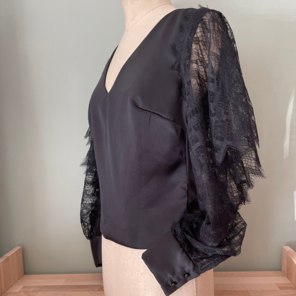 Haut SAPHIR en crêpe satin noir – Image 5