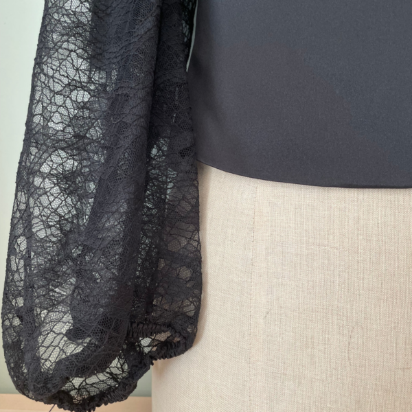Haut Perle en crêpe satin noir manches en dentelle – Image 3