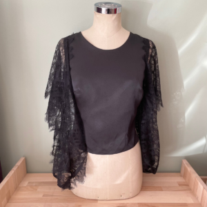 Haut Perle en crêpe satin noir manches en dentelle