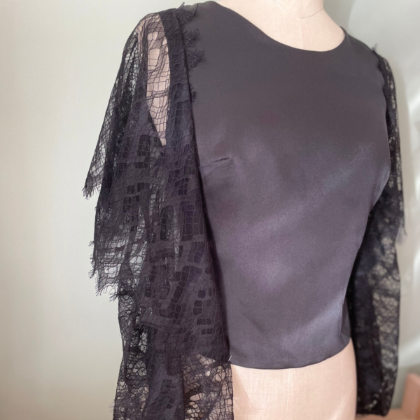 Haut Perle en crêpe satin noir manches en dentelle – Image 5