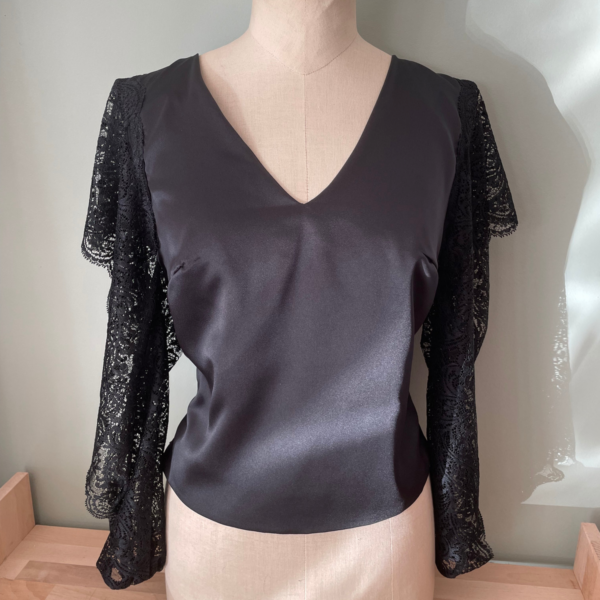 Haut RUBIS en crêpe satin noir et dentelle – Image 4