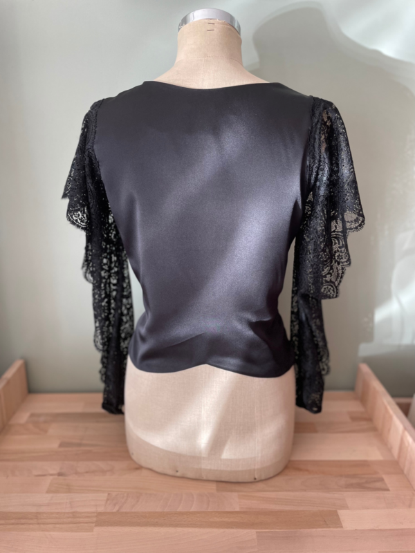 Haut RUBIS en crêpe satin noir et dentelle – Image 5