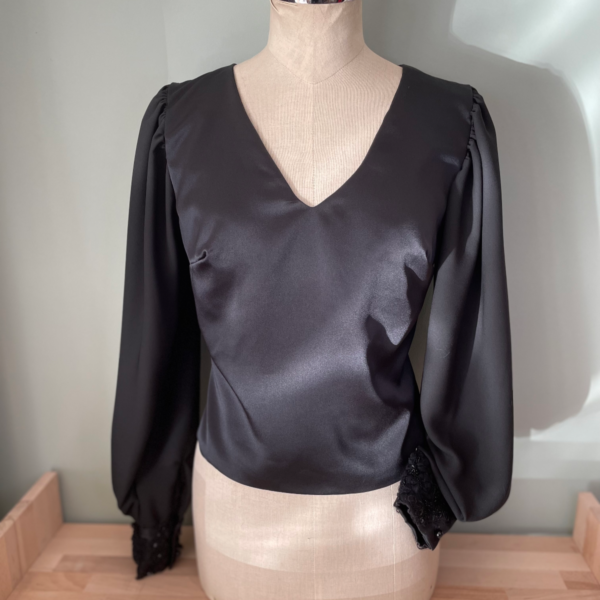 Haut DIAM'S en crêpe satin noir et dentelle – Image 6