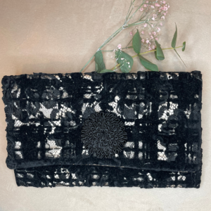 Pochette dentelle brodée velours noir doublé satin rose poudré