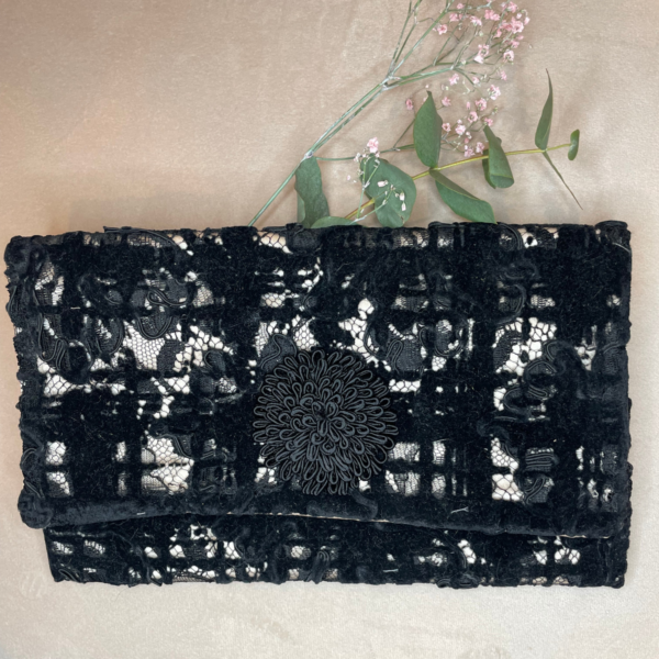 Pochette dentelle brodée velours noir doublé satin rose poudré