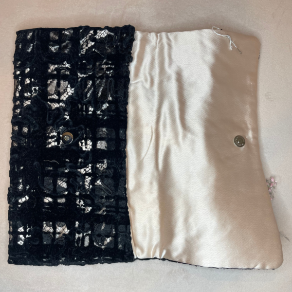 Pochette dentelle brodée velours noir doublé satin rose poudré – Image 4