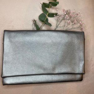 Pochette en simili cuir métallisé argent