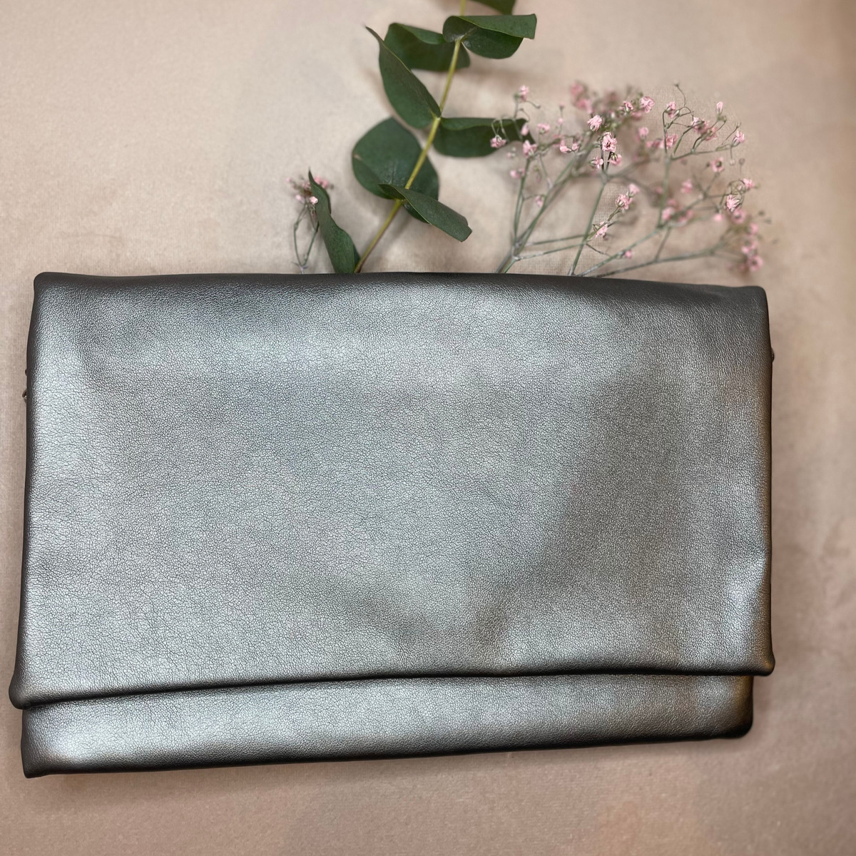 Pochette en simili cuir métallisé argent