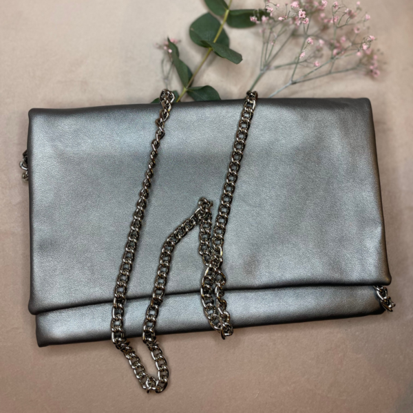 Pochette en simili cuir métallisé argent – Image 3