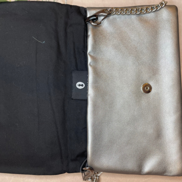 Pochette en simili cuir métallisé argent – Image 4