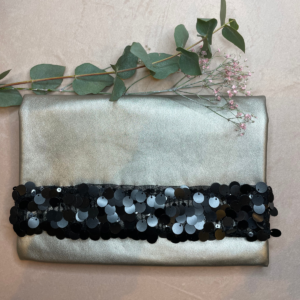Pochette en simili cuir métallisé argent et bande sequins noir