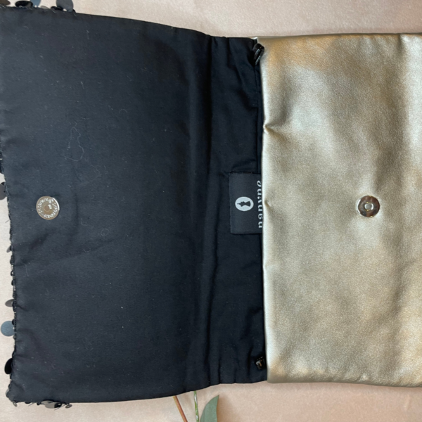 Pochette en simili cuir métallisé argent et bande sequins noir – Image 3