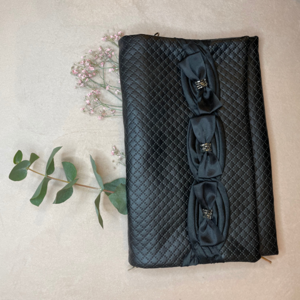 Pochette en simili noir avec losange avec une tresse avec noeuds – Image 4