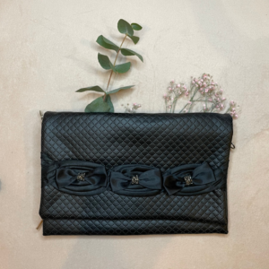 Pochette en simili noir avec losange avec une tresse avec noeuds