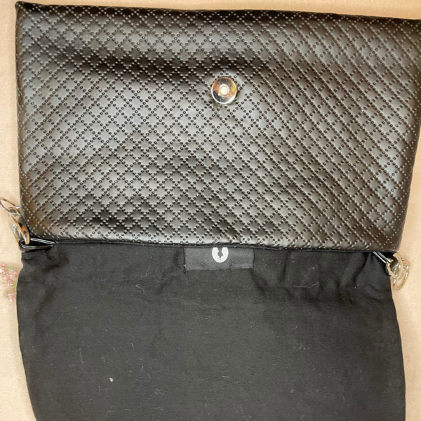 Pochette en simili noir avec losange avec une tresse avec noeuds – Image 6