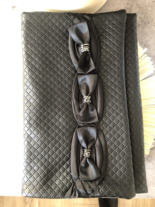 Pochette en simili noir avec losange avec une tresse avec noeuds – Image 3