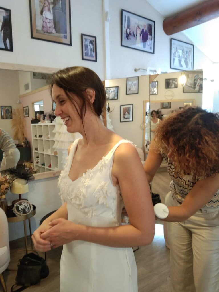 dernière retouche de la robe de mariée en crêpe avec dentelle 3D et coupe évasée