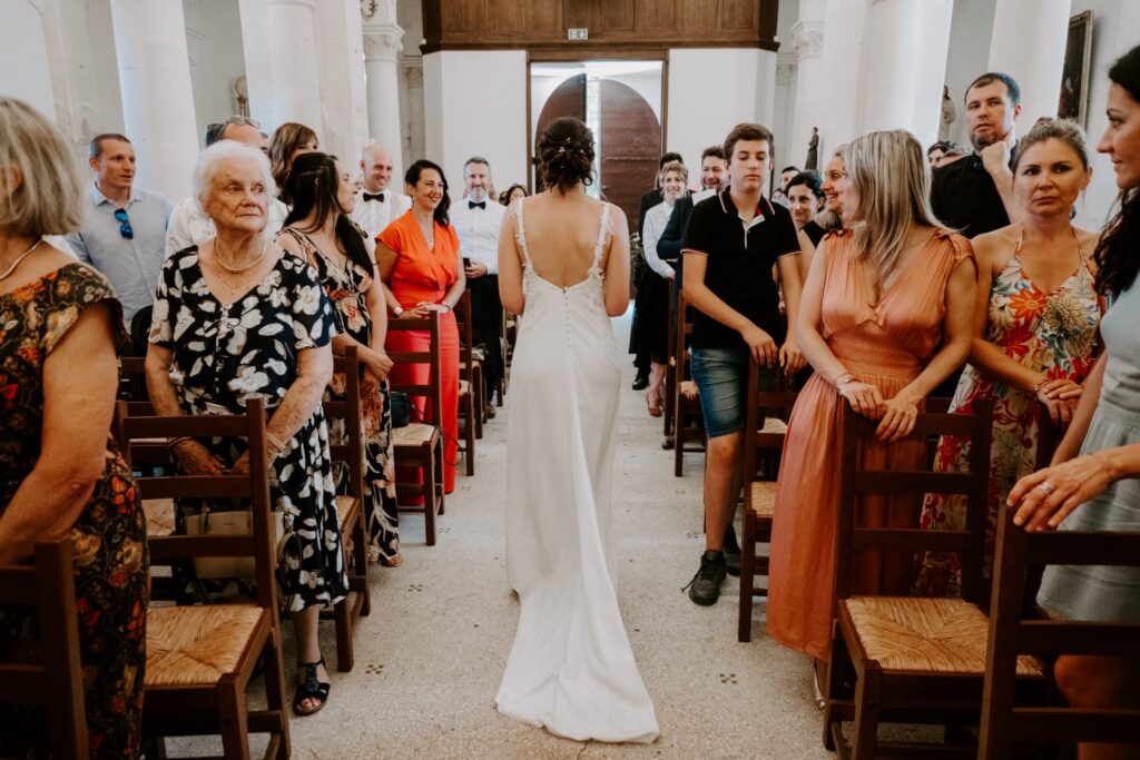 robe de mariée en crêpe avec dentelle 3D et coupe évasée et dos nus avec petit boutons faits mains
