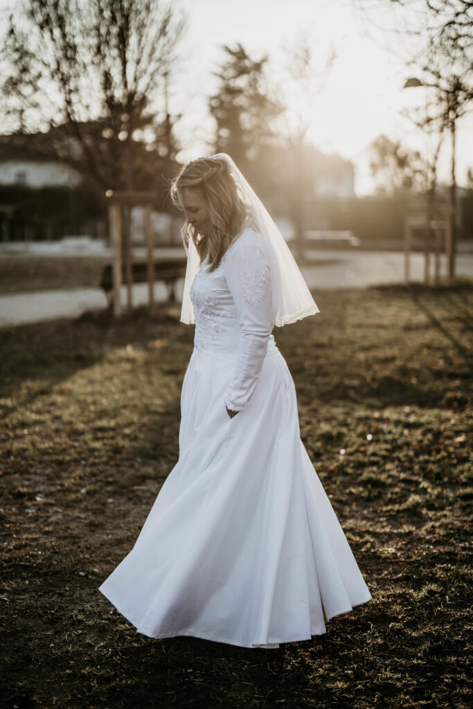 Robe de mariée d'hiver en satin avec manches longues brodées 