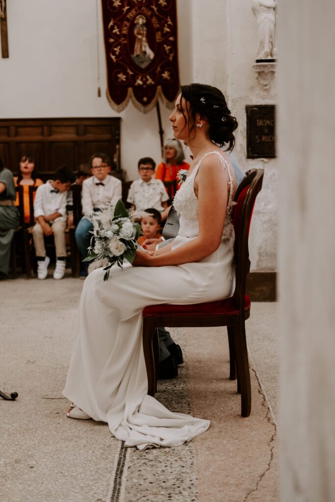robe de mariée en crêpe avec dentelle 3D et coupe évasée