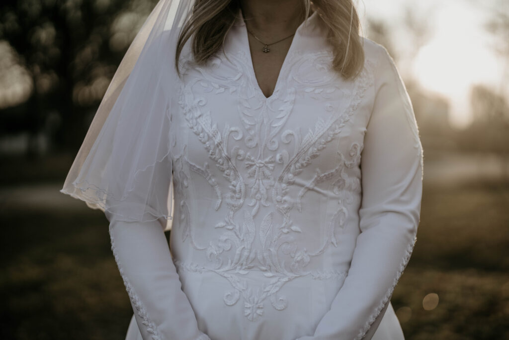 Détail des broderies faits main 