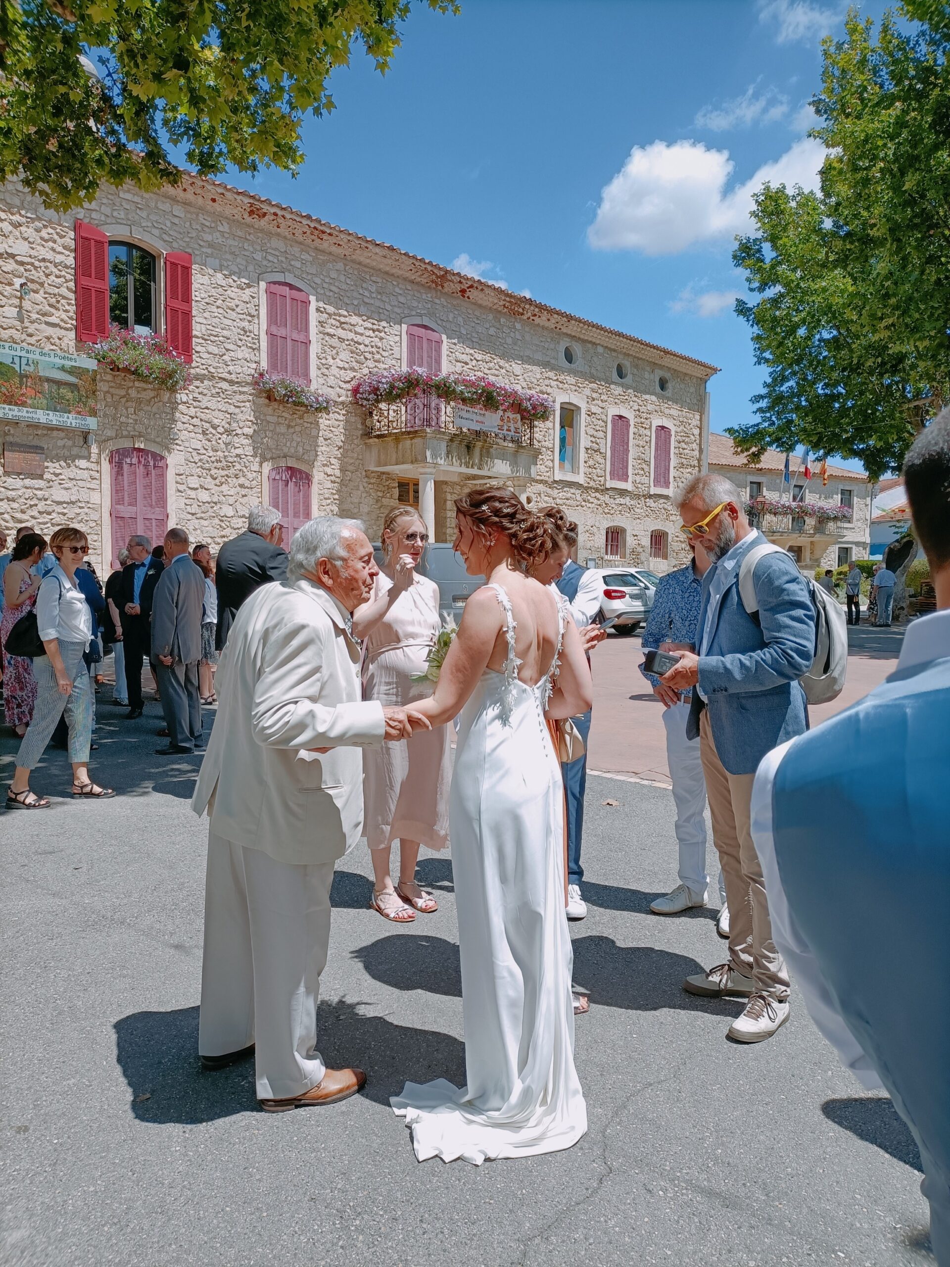 robe de mariée en crêpe dos nu avec fine bretelle en dentelle 3D.