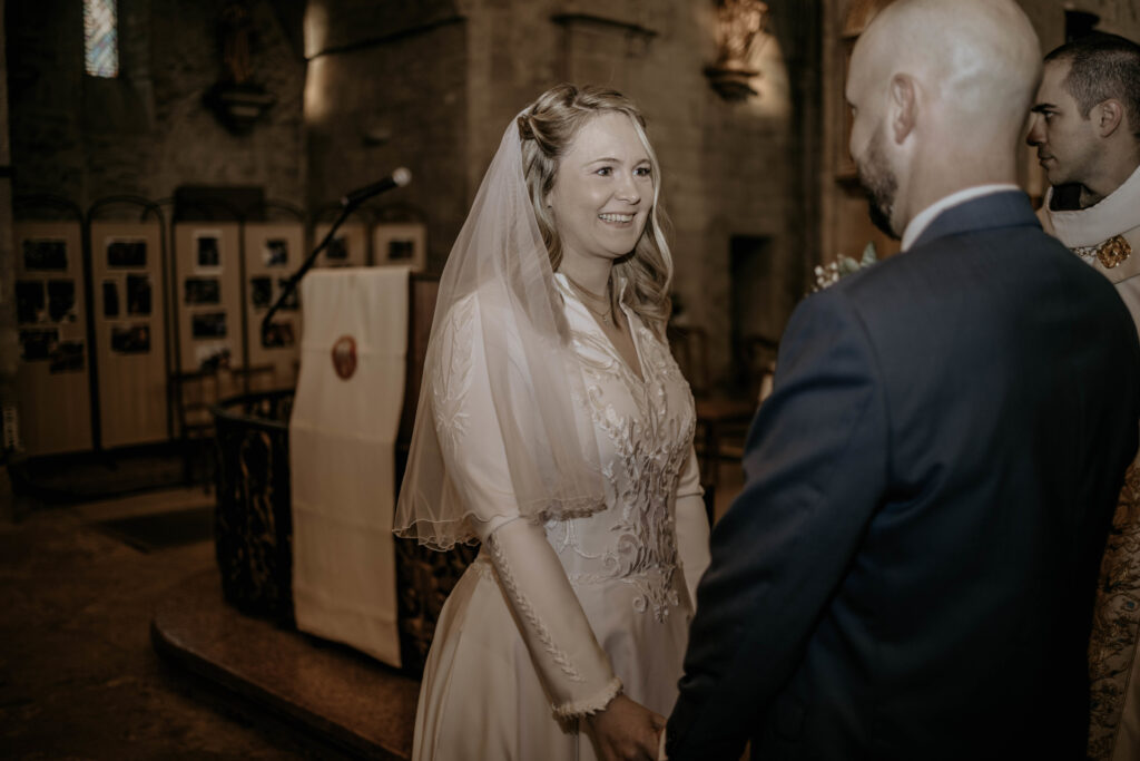 Détail des broderies faits main sur une robe de mariée en satin et voile court